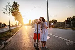 母亲,男孩,手推脚踏车,真实的人,独生子女家庭,家庭,父母,交通方式,青年女人,春天