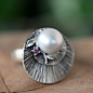日本设计师【自然主义】睡莲之叶 珍珠复古银戒指R006 睡莲之叶系列：珍珠与叶的独特设计，体现了睡莲的坚韧。它会让你拥有外柔内刚的气质。