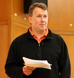 【变态！如何让你的用户从200暴涨到200万？】创业教父Paul Graham告诉创业者们，不要闭门造车，要主动去获取用户，主动去与他们交流，尽最大努力去取悦他们，要近乎病态地去追求“极致的用户体验”。做工程出身的创始人一般都会犯这样的错误，认为除了写代码，其他事情都与自己无关。但作为一家创业公司，你不可能等用户主动找上门，你需要主动出击。对于创业公司来说，如果想要成功，那么至少要有一个创始人需要花大把的时间在销售和营销上，这个人通常是CEO。#创业#