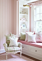 粉色飘窗设计 抱枕 窗帘