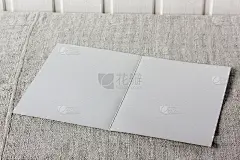 模型,场景的创造者。空开的明信片。
