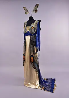 著名的Worth时装工坊在20世纪早期设计的女裙，我们可以看到女性的服装从流行了数十年的S形开始向H形慢慢转变，服装线条逐渐趋于直线，腰线提高，注重腰部以下以及背后的华丽装饰，营造出轻盈而梦幻的感觉。 ​​​​