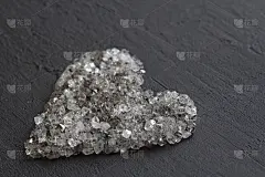石头般的心，爱情。散落的钻石在黑色的背景。未经开采的钻石，散落着天然钻石石。石墨石英。天然石材和矿物