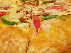 餐厅或披萨店的概念宣传单和海报，以美味的意大利辣香肠披萨为模板