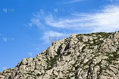 蒙塞拉特山映衬着蓝天