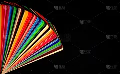 彩色指南的黑色背景与复制空间