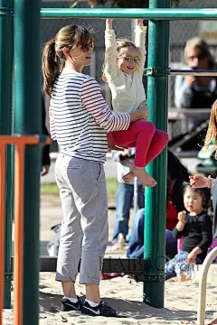 【图】詹妮弗·加纳 (Jennifer Garner) 和三个孩子在公园玩耍，Violet、Seraphina、Samuel姐弟三人非常开心！_明星子女_海报时尚网
