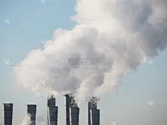 蓝天背景下的空气污染，抽烟斗