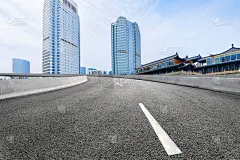 空旷的公路与城市景观和天际线的成都，中国。