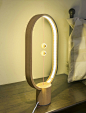 #浮空木灯#

Heng Balance Lamp是Li Zanwen新推出的设计灯，为现代生活增添整洁而优雅的亮点。该灯拥有简单的轮廓（正方形，圆形或椭圆形），封闭的环状设计将开关隐蔽得十分巧妙。它给人一种印象：一旦点亮台灯，随小球悬浮升起，设计和技术在此交汇。O网页链接 ​​​​
