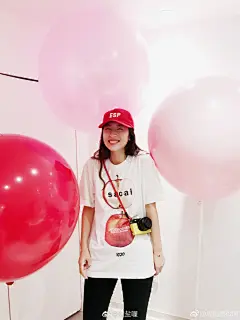 芋头们来说说饭上周雨彤是种什么样的体验
我：滤镜都是我帮她加的，素颜经常见的，表情包是常有的宠粉是一直的
#周雨彤##周雨彤来自海洋的你# ​​​​