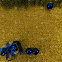 圣诞节和新年的平面上有复制空间，新年玩具在金色的背景上