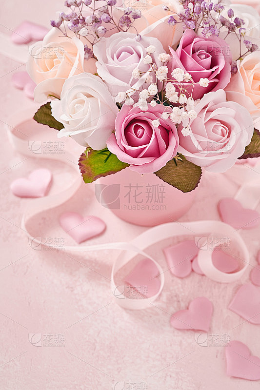 节日的组成美丽精致的玫瑰花在粉红色的圆盒...