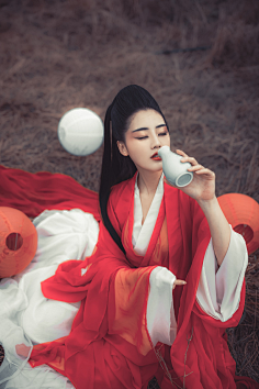 古风女喝酒