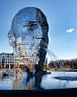 由杰克艺术家David Cerny创作的雕塑名为MetalMorphosis,被安置在美国北卡罗来纳州夏洛特市怀特霍尔科技园里。雕塑全部由不锈钢制成，高9.14米，重达14吨。每个金属板块都可以360度旋转，当对齐时，呈现一个人的头部形状。