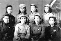 建国初期-花瓣网|陪你做生活的设计师 | 列宁装、布拉吉、绿军装、红裙子……100年来，中国女人都穿过什么衣服？