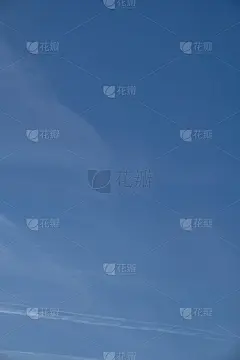 湛蓝的天空，阴云密布