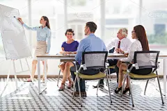 微笑的女商人坐在介绍