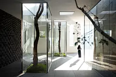 重庆 中粮天悦壹号·流水美术馆  建筑设计 /  水石设计 : 流水呈现了宁静纯粹的自然灵韵 光影造就了时空瞬移般的微妙感受 不同的介质边界和不同的空间层次也逐渐模糊 光、影、石、瀑、溪、谷，不同的物象在多元的空间中碰撞重叠 时光交汇之处 一种无界有序、憬然有悟的穿越感让艺术变得纯粹深刻 △中粮天悦壹号·流水美术馆 光从来不停止，它充溢，它带来生命的能量，它周流不殆，它带给每一个生命勃勃的生机。 ——艾扬格大师 △烟雨薄雾中 △嘉陵江上的流水美术馆 △无界的自...