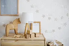 时尚的斯堪的纳维亚新生儿房间与木制玩具和灯。“零浪费”。环保的材料