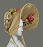 【Bonnet】Bonnet 这种帽子，对于男女的解释不同。
对于男性，一般指的是无檐的毡帽，在17世纪左右的英国(尤其是苏格兰地区)代替了cap使用。
对于女性，是一种包裹主主后半脑的头部软帽。这种装饰在中世纪就有雏形。帽檐后方的帽兜可以分为软布和硬制两种结构。最早是软帽，后来发展出帽檐为草帽后脑部...展开全文c