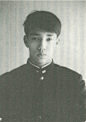 坂本龙一高考准考证的照片。请留意他的扣子，第二排是解开的。在那个年代，只有小流氓才会那样，对他来说，这是叛逆的标志。当时的他，以同学是否知道beatles来判定一个人的好坏。