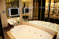 地中海风格三居140平家庭卫生间浴缸装修效果图