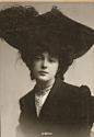 历史上第一位超模 Evelyn Nesbit。活跃于19世纪末、20世纪初的Nesbit，知名程度家喻户晓，她的脸孔出现在每一包香烟、每一种收藏卡、居家用品广告 与许多知名艺术家的作品中，她是艺术界的缪思、上流社会的宠儿与大众心目中的性感女神。