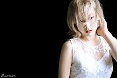 组图：美哭！泰妍纯美造型仙气十足 : 金泰妍演唱会海报拍摄现场美图、以及迷你专辑《Why》内页美图曝光。