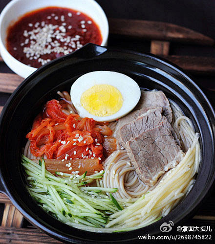 【韩国冷面】1.葱.姜.桂皮.大料.萝卜.牛肉,切成条状,慢火煮一个小时;2.加入胡椒粉,过滤至清汤;3.加冰糖,融化后加生抽;4.加黄瓜片 ...