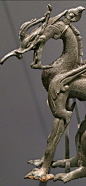史思明墓中出土的铜坐龙，
集凶猛与乖巧于一身的唐龙杰作，
首都博物馆藏 ​​​ ​​​​