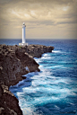【我爱地理】Cape Zanpa Lighthouse, Okinawa, Japan (by Jason Kimball)。日本冲绳县残波岬，位于读谷村西北端。隆起30余米的珊瑚礁的断涯绝壁连绵约两公里，是冲绳著名旅游景点。白色的灯塔，碧海蓝天，风景优美。残波岬周围修建了散步道供游人散步。附近还有潜水和海滨垂钓等有名景点。残波岬前绿地内草坪附近的广场上设有餐厅，还展示历史上与中国进行贸易的进贡船模型。广场入口处是一樽高七米的海洋爵士“残波大狮子”，气势威严。 #1个赞=1公里#