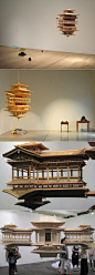 日本艺术家岩崎贵宏的古建筑雕塑作品“反射的模型”，用柏木和铁丝制作而成。