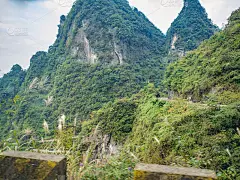 从张家界市天门山国家公园天门山天门洞出发的通天路公交车上的美丽景色