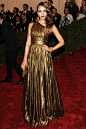 2012 Met ball 年度时装界盛宴(Costume Institute Gala，纽约大都市艺术博物馆慈善舞会)——杰西卡·阿尔芭(Jessica Alba)从头到脚的金碧辉煌装束。穿着的是美国时尚界老牌设计师 Michael Kors 的单肩金属色礼服，配饰为 Wilfredo Rosado 。