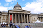 广场北面的国家美术馆。伦敦的国家美术馆又有称为国家画廊等等，美术馆成立于1824年，收集了从13世纪至19世纪、多达2300件绘画作品。,蓝色天使