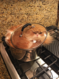 问，炖红烧肉需要几步？1.准备好锅；2.把猫从锅里拿出来；3.五花肉切块儿；4.把猫从锅里拿出来…… 