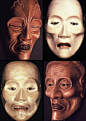 Noh Mask 能面，现存二百余种，常用六七十种，按属性归入翁、尉、男、女、鬼神、怨灵七类。制作者被称为＂能面打ち＂，基本工序：打磨桧木，令其轻巧略小于脸面，表演者可借两侧罅隙遣光走步；雕镂五官，刻画一种舍弃瞬间喜怒哀乐的中间式表情；胶混着石膏涂层；镀金或着色，进一步细分人物个性。