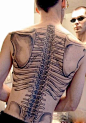 时尚男人背部骨骼纹身图片