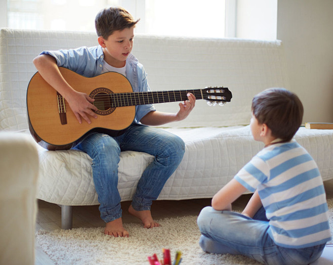 弹吉他的两个小孩