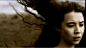 The Blower's Daughter 中英字幕版 -- Damien Rice
Damien Rice-爱尔兰音乐诗人，有人这样评价他的歌：“是钉在寂寞枷锁的灵魂透过歌声进行内心情感的告解，是纠结在错综复杂的情绪试着在歌声中理出一些思绪，是近乎干枯的心灵茫然的在旋律里寻觅着愿意倾听的知音！” 无论他的歌曲带给你的是哪一种感动，基本上，他的歌曲早已超越所谓打动人心的感动，而是一种与听者心灵契合的共鸣！The Blower's Daughter 来自专辑《O》。Blower是俗称单簧管的乐器，D