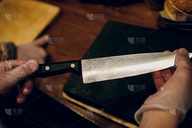 男厨师手拿刀。裁剪图像厨师拿着刀在空砧板上。厨师准备食物。素材-花瓣网