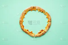 披萨皮只在绿色背景上孤立。披萨剩菜俯视图。