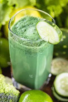 绿色冰沙与配料放在木桌上，健康的食品理念。饮食或养生概念。