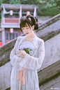 周六福利：【#汉服##私房#】出境：@钟曼菲_ZMF 摄影：@四夕Roy 。感谢供稿！所谓伊人，在水一方。 ​​​​