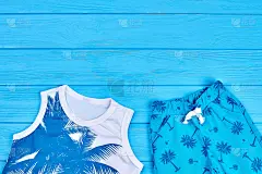 可爱的男女皆宜的孩子夏季服装近。