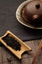 一杯浓茶，八味人生。
人生八味第二味
是虚心。谦虚为人，低调做事。
人若不自量力，不懂本分做人，终将一事无成。
虚心，就是倒空自己，不能自以为是，要善于倾听和接纳别人的意见；虚心，就是降低自己，不要高高在上，不可一世，也就是别把自己太当一回事；降低自己不是卑微，不是低人一等，不是比谁下贱，而是做人的一种风度一种雅量，更是一个人的品德。
记住：人能守本分，才能尽本事。