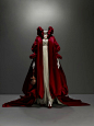 Alexander McQueen 暗黑恐怖向幻想世界的设计，配上特殊的场景效果，确实能吓人一跳呢。