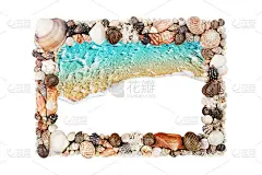 海贝壳框架白色背景孤立近景海贝壳边框，蓝色海浪沙滩，绿松石海水格局，夏季假日背景，热带岛屿度假，旅游