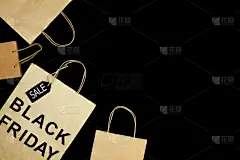 印有销售标签的购物纸袋象征着黑色星期五
